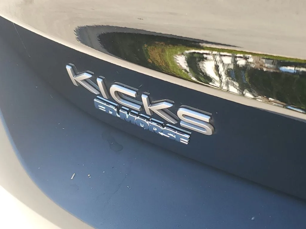2025 Nissan Kicks SV photo 7