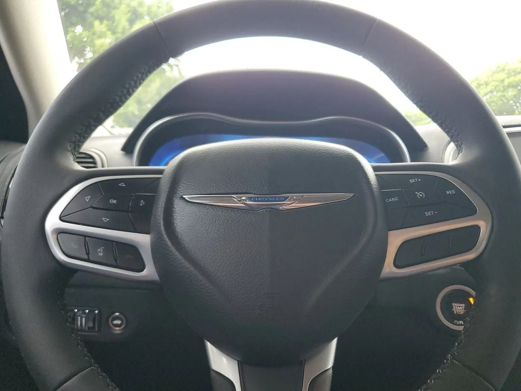 2023 Chrysler 300 Touring photo 21