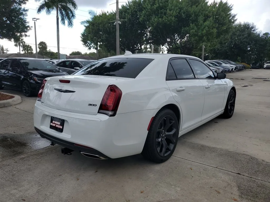 2023 Chrysler 300 Touring photo 4