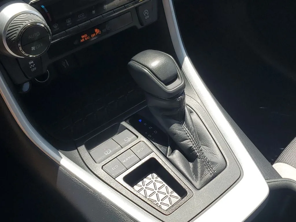 2024 Toyota RAV4 XLE photo 31