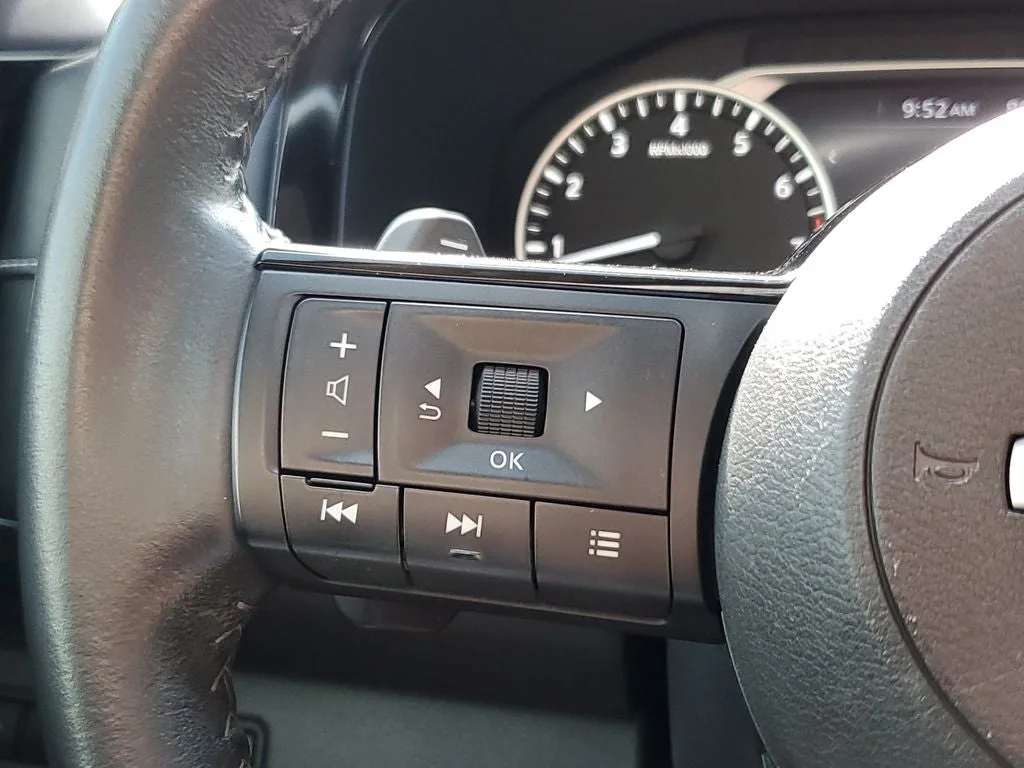 2022 Nissan Pathfinder SV photo 25