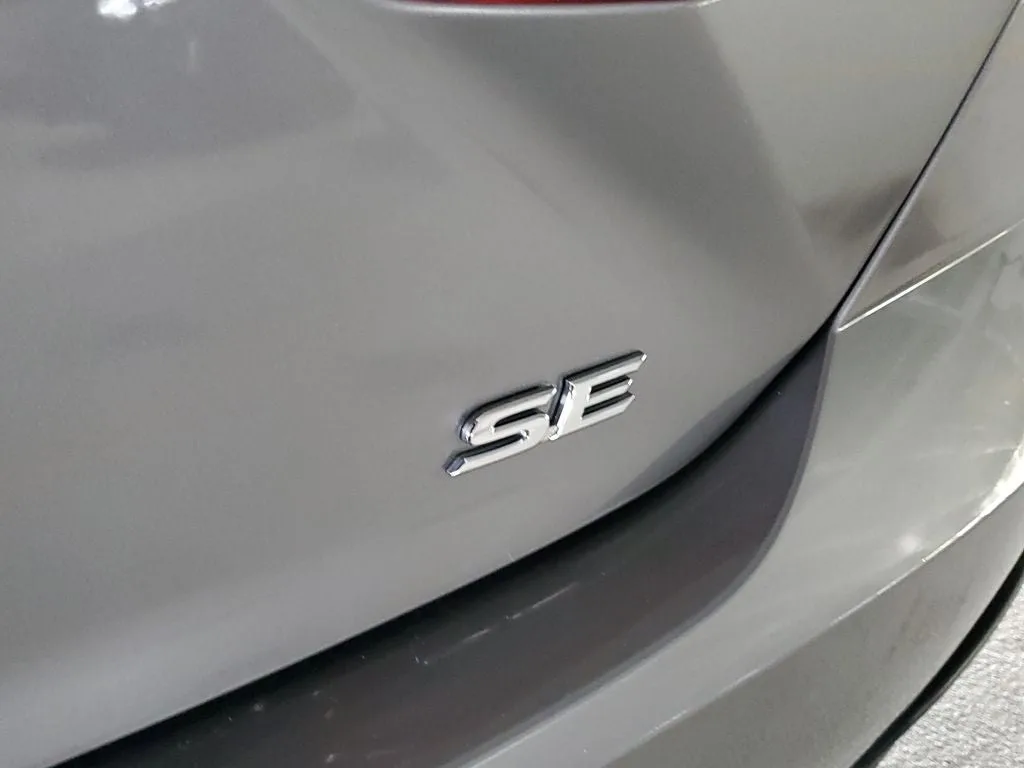 2025 Toyota Camry SE photo 8
