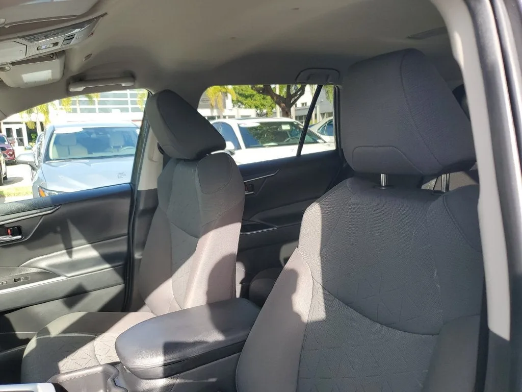 2023 Toyota RAV4 XLE photo 18