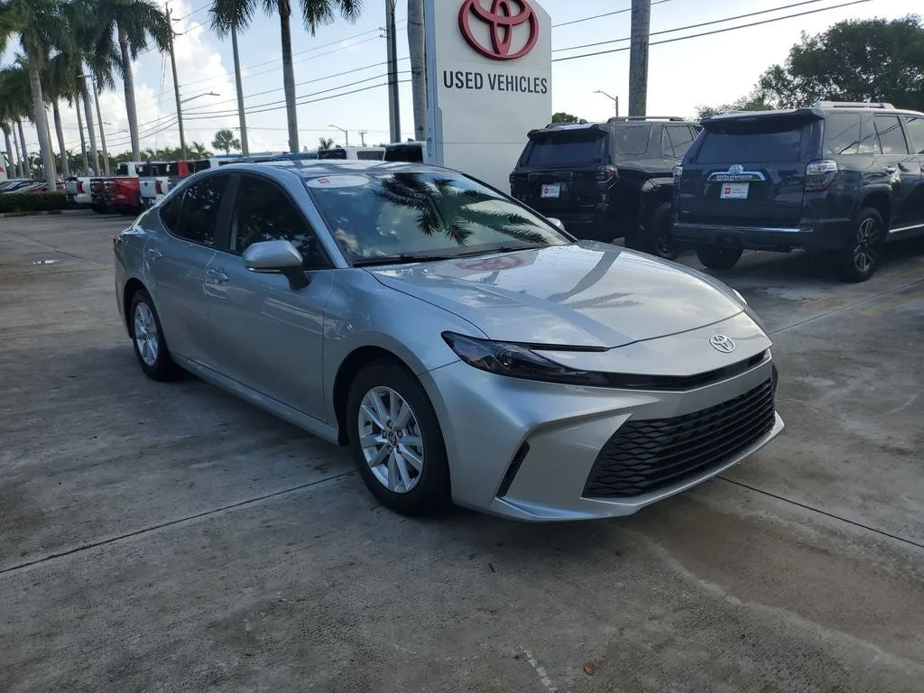 2025 Toyota Camry LE photo 3