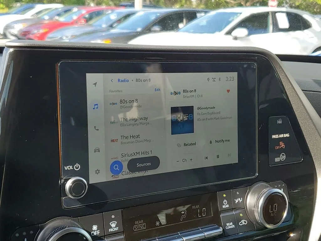 2025 Toyota Highlander XLE photo 28