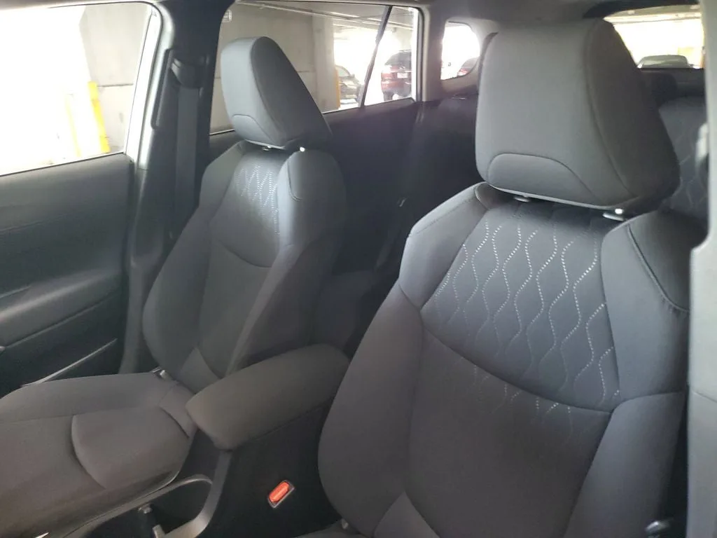 2024 Toyota Corolla Cross LE photo 19
