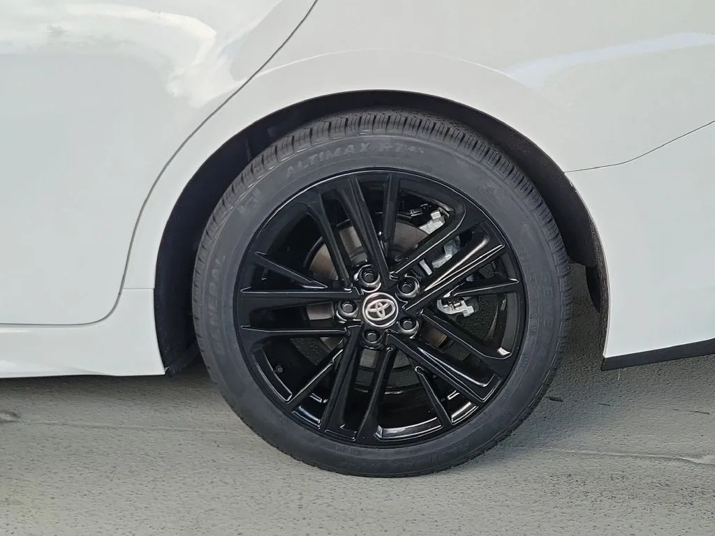 2025 Toyota Camry SE photo 7