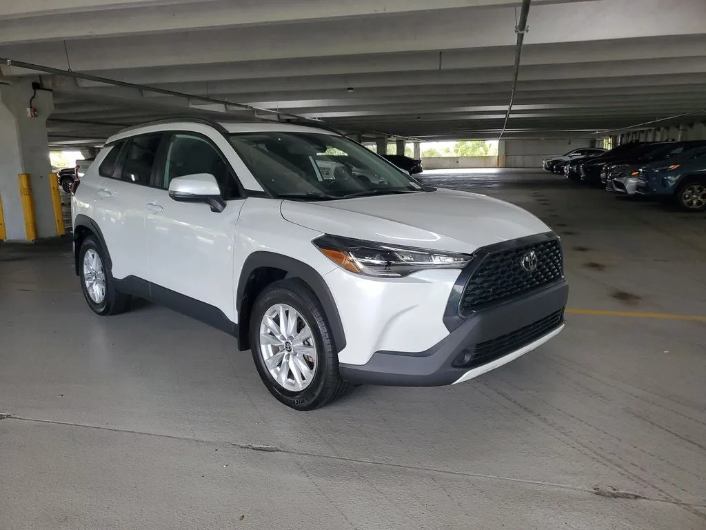 2024 Toyota Corolla Cross LE photo 3