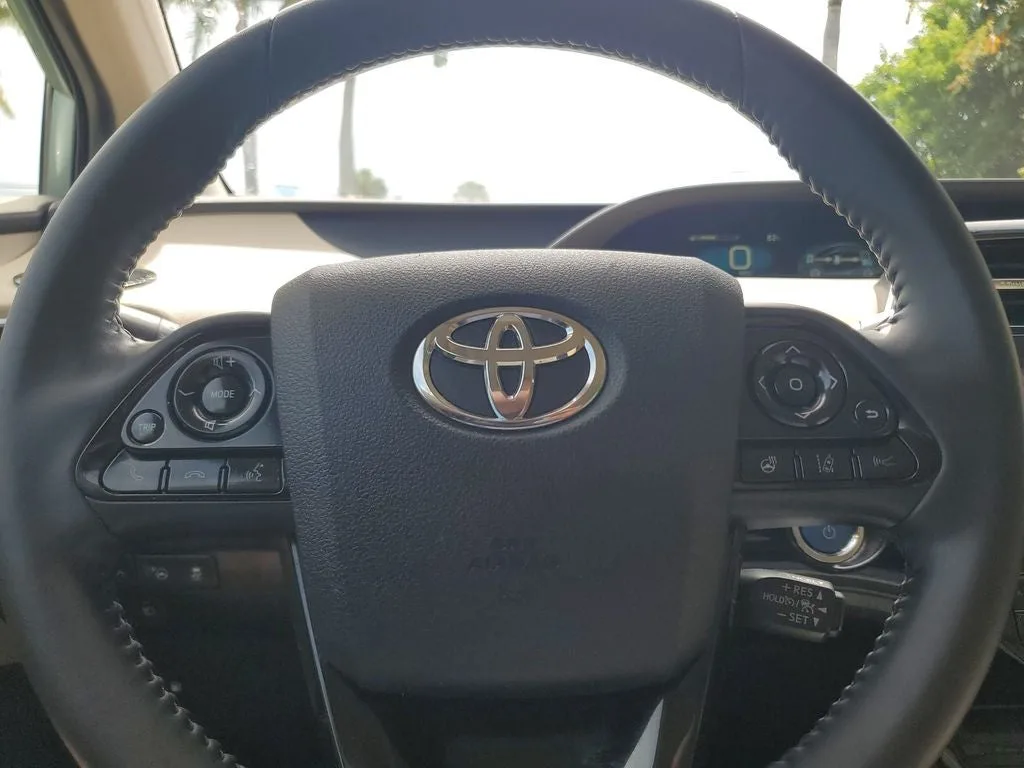 2022 Toyota Prius XLE photo 22