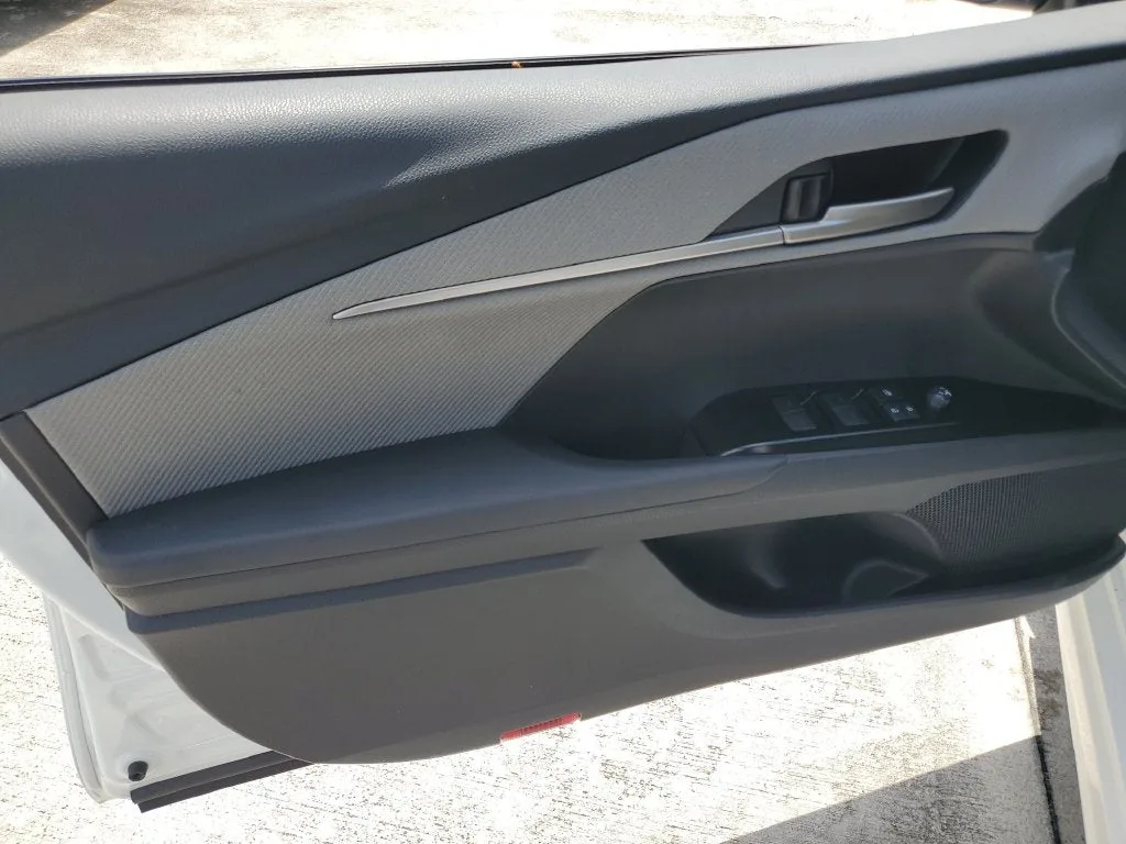 2025 Toyota Camry SE photo 17
