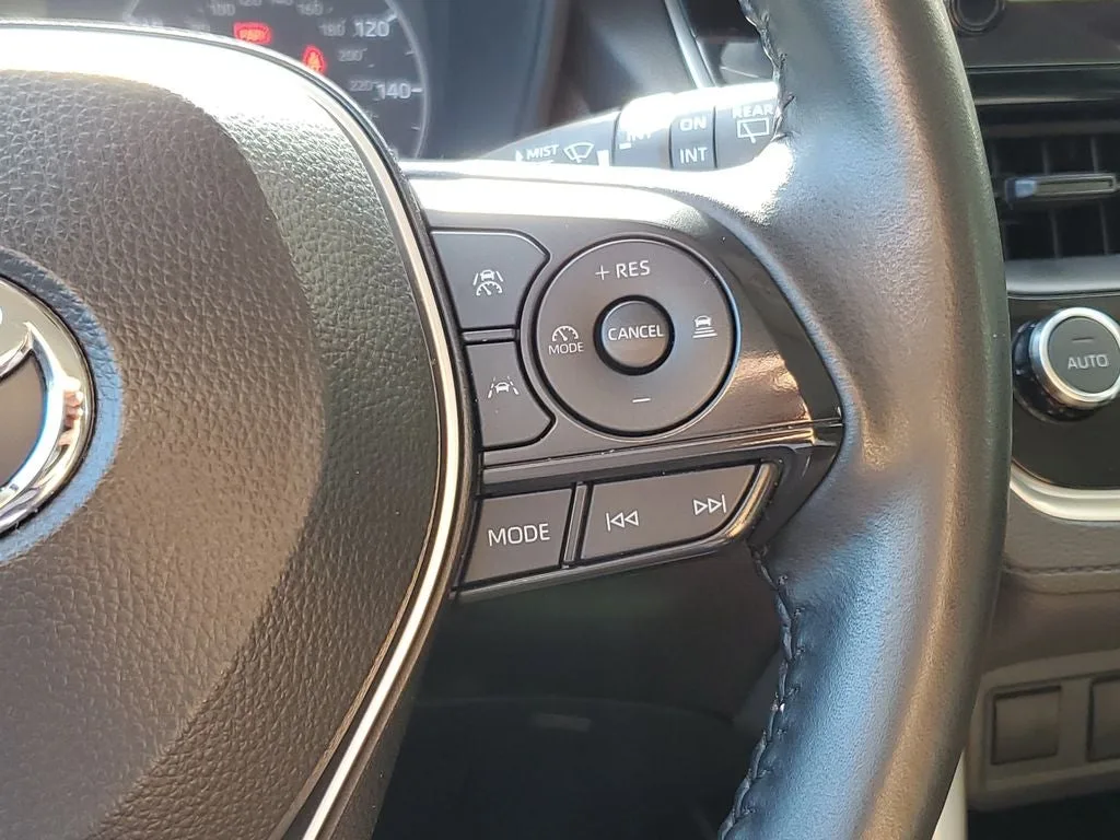 2024 Toyota Corolla Cross LE photo 24