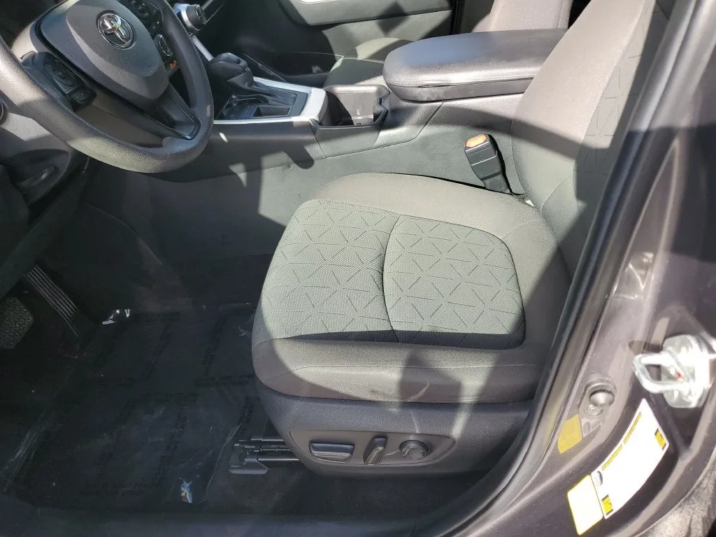 2023 Toyota RAV4 XLE photo 19