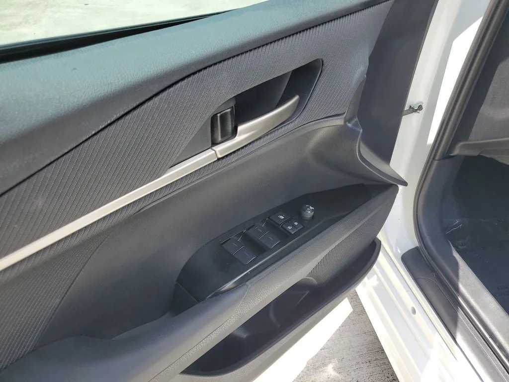2025 Toyota Camry SE photo 18