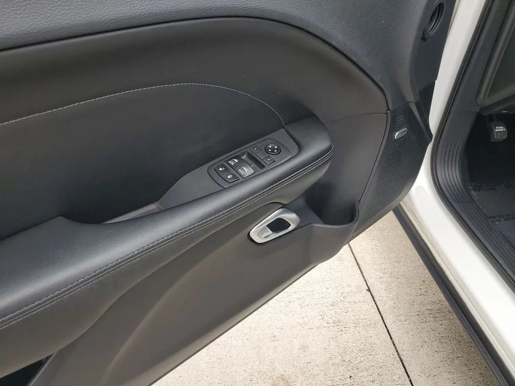 2019 Dodge Challenger SXT photo 17