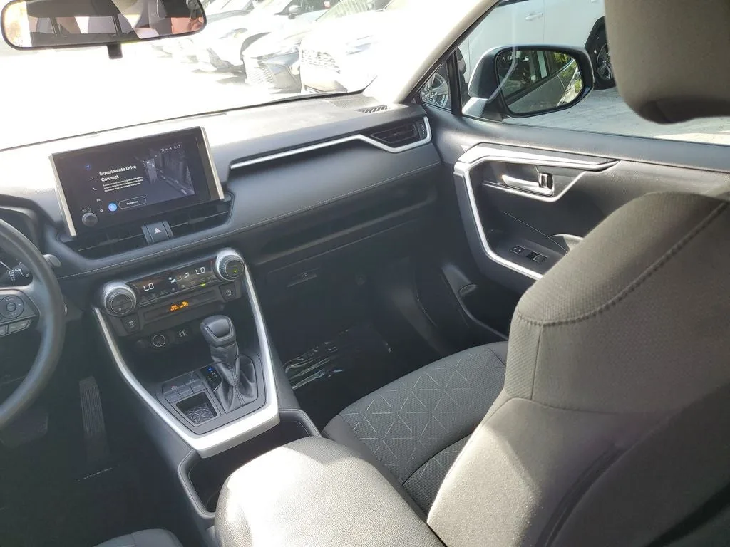 2024 Toyota RAV4 XLE photo 16