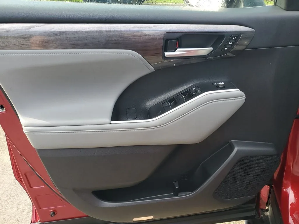 2023 Toyota Highlander Limited photo 19
