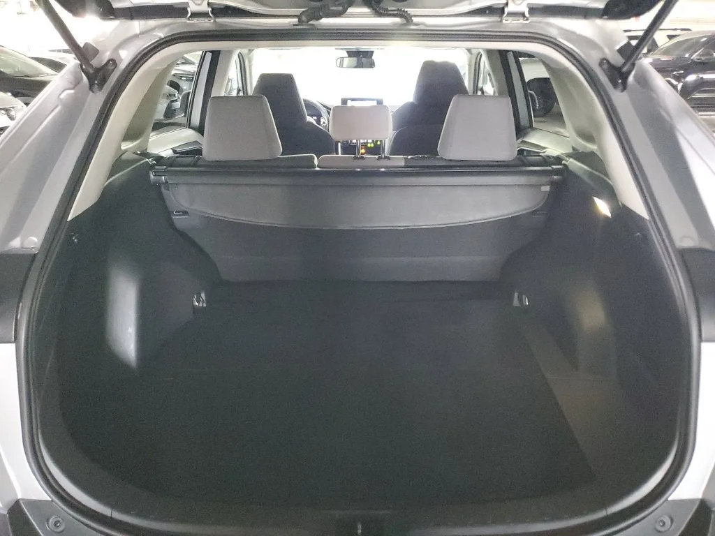 2025 Toyota RAV4 XLE photo 10