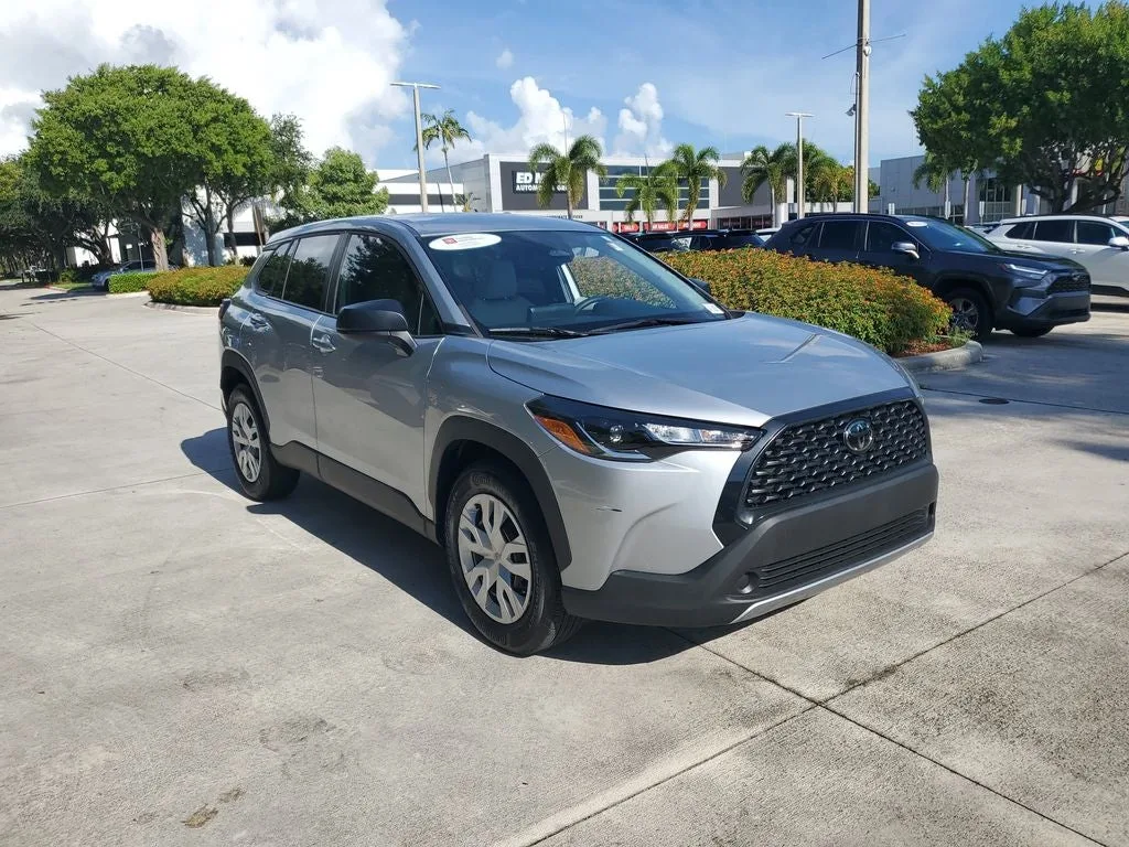 2024 Toyota Corolla Cross L photo 3