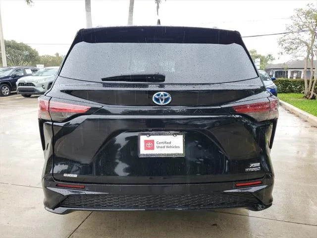 2022 Toyota Sienna XSE 7 Passenger photo 4