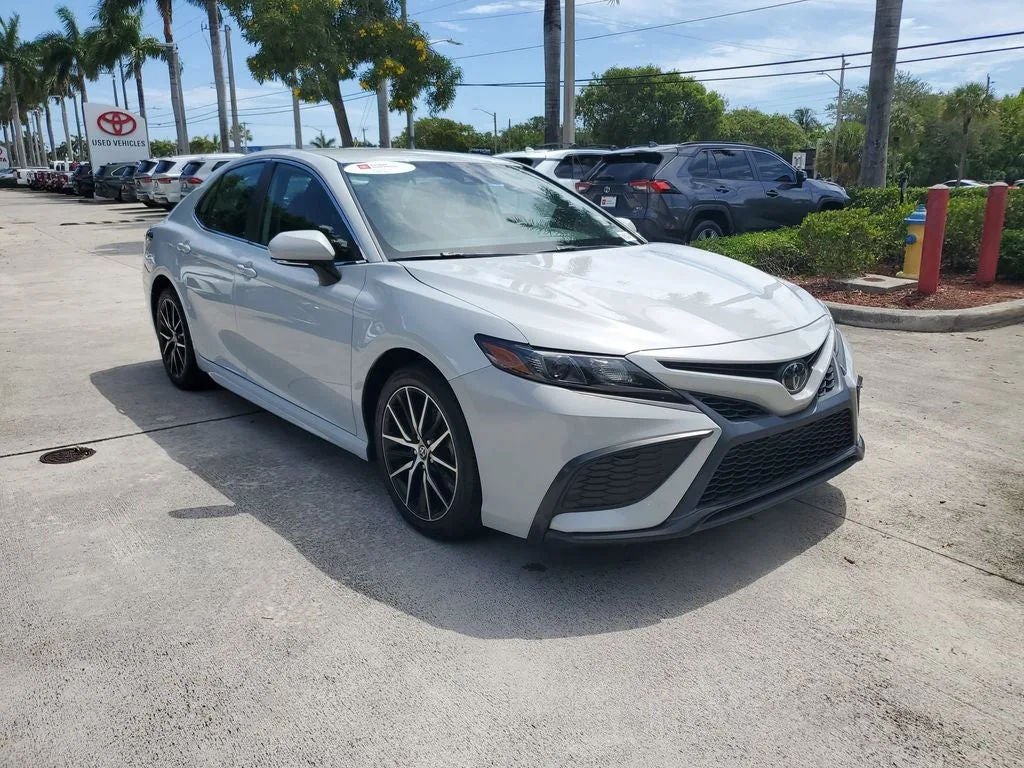 2023 Toyota Camry SE photo 3