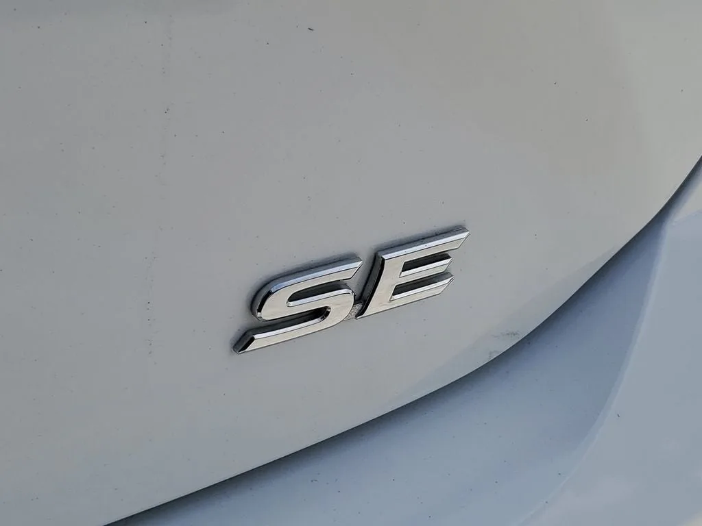 2025 Toyota Camry SE photo 8