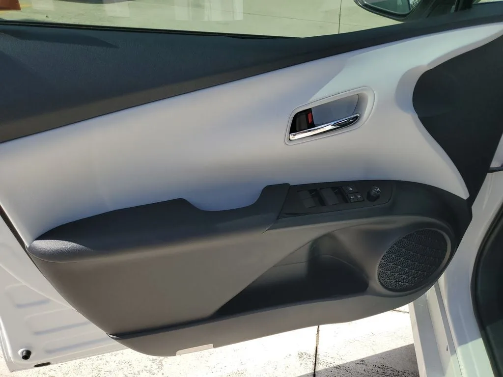 2022 Toyota Prius LE photo 17