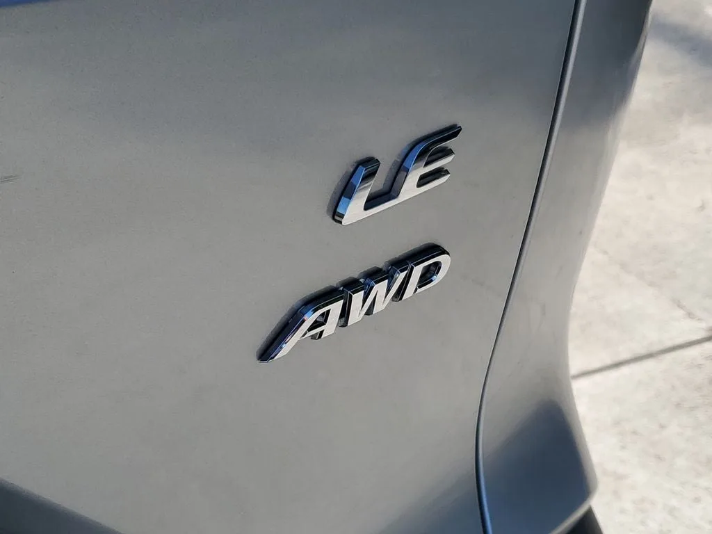 2024 Toyota Corolla Cross LE photo 9