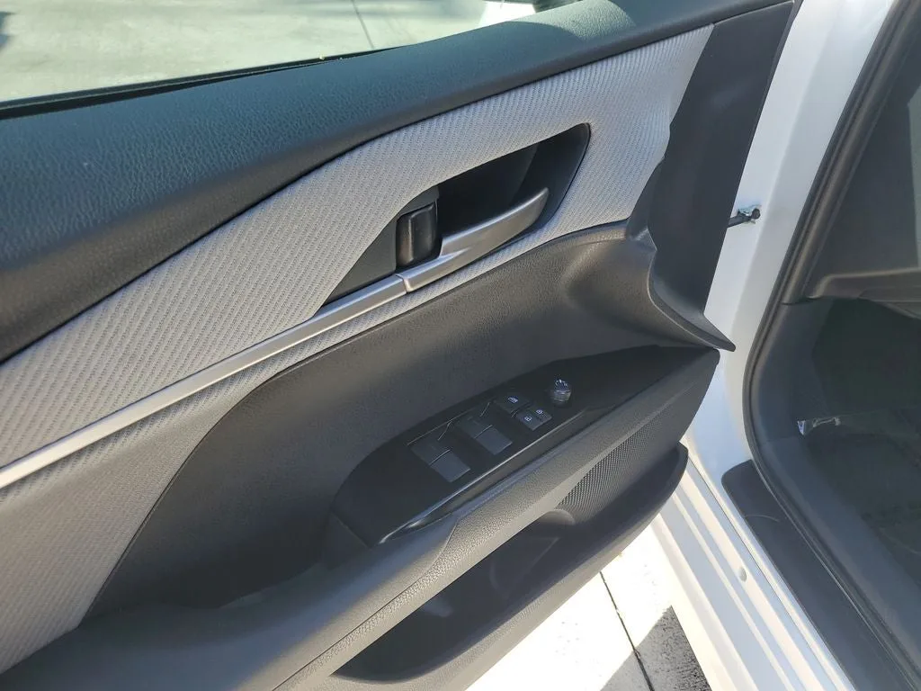 2026 Toyota Camry SE photo 17