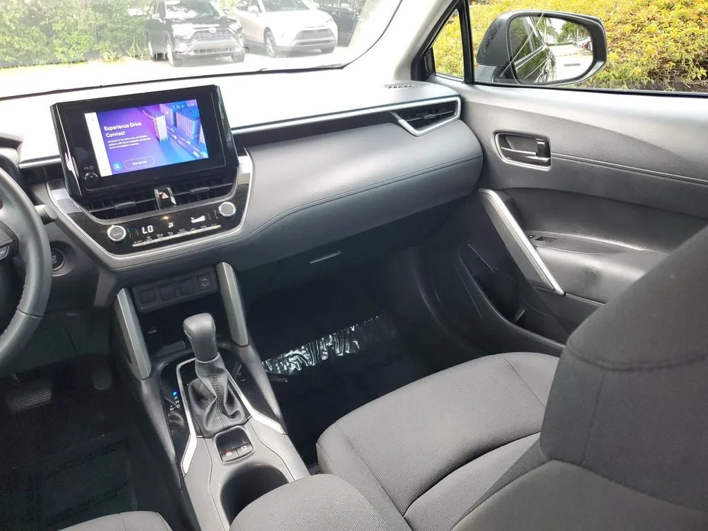 2024 Toyota Corolla Cross LE photo 16
