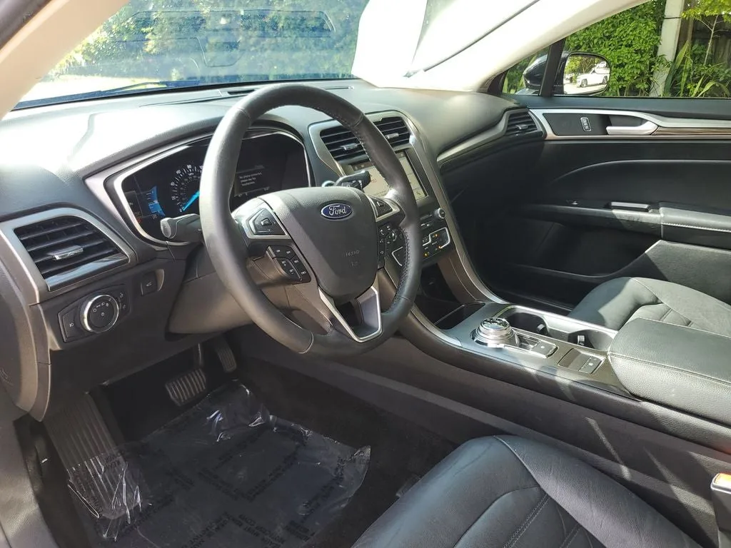 2017 Ford Fusion SE photo 23