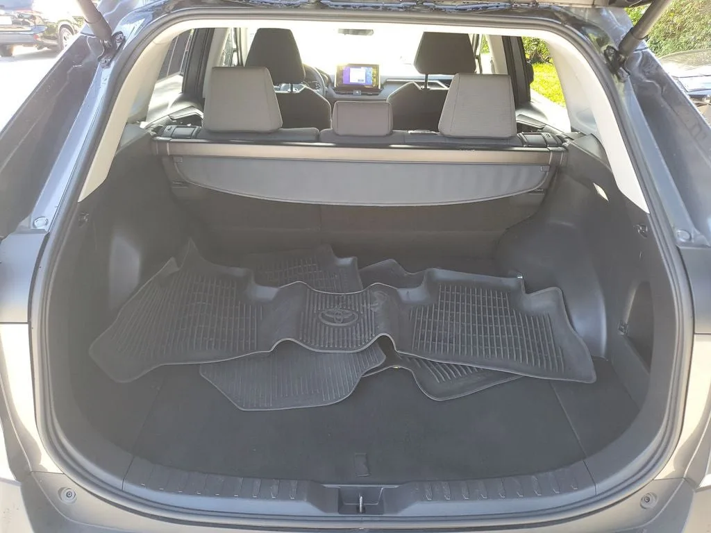 2025 Toyota RAV4 XLE photo 9
