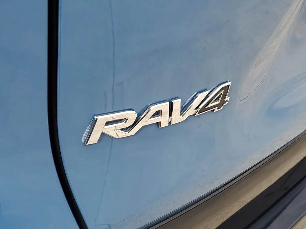 2022 Toyota RAV4 Hybrid XSE photo 8
