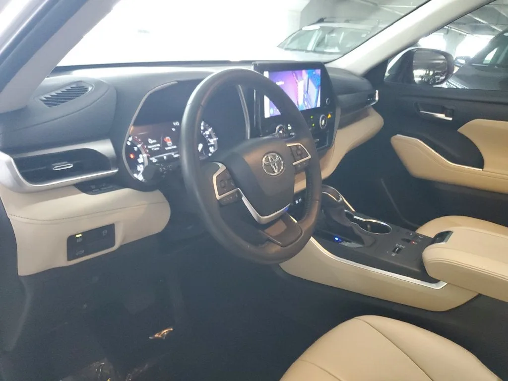 2023 Toyota Highlander XLE photo 24
