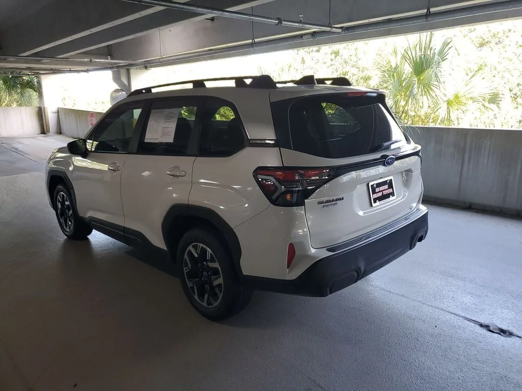 2025 Subaru Forester Premium photo 6