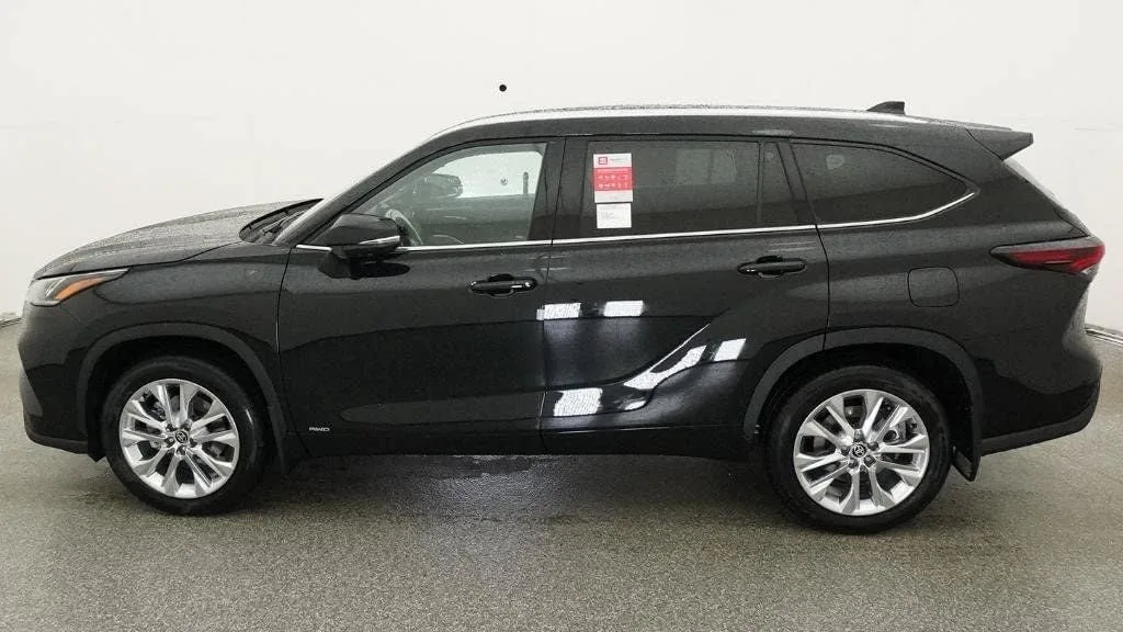 2026 Toyota Highlander Hybrid Limited photo 3