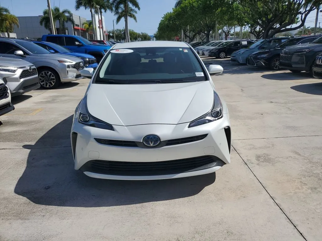 2022 Toyota Prius LE photo 2