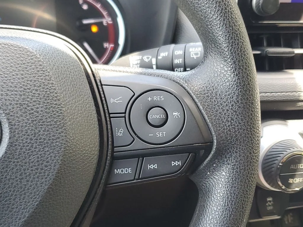 2024 Toyota RAV4 XLE photo 26