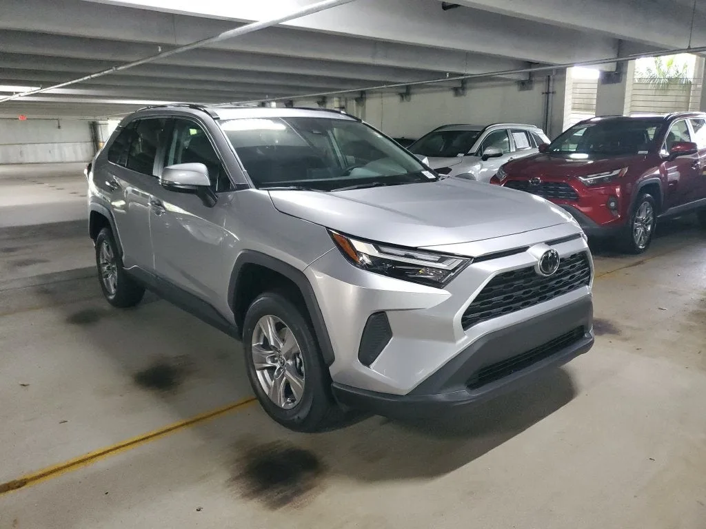 2023 Toyota RAV4 XLE photo 3