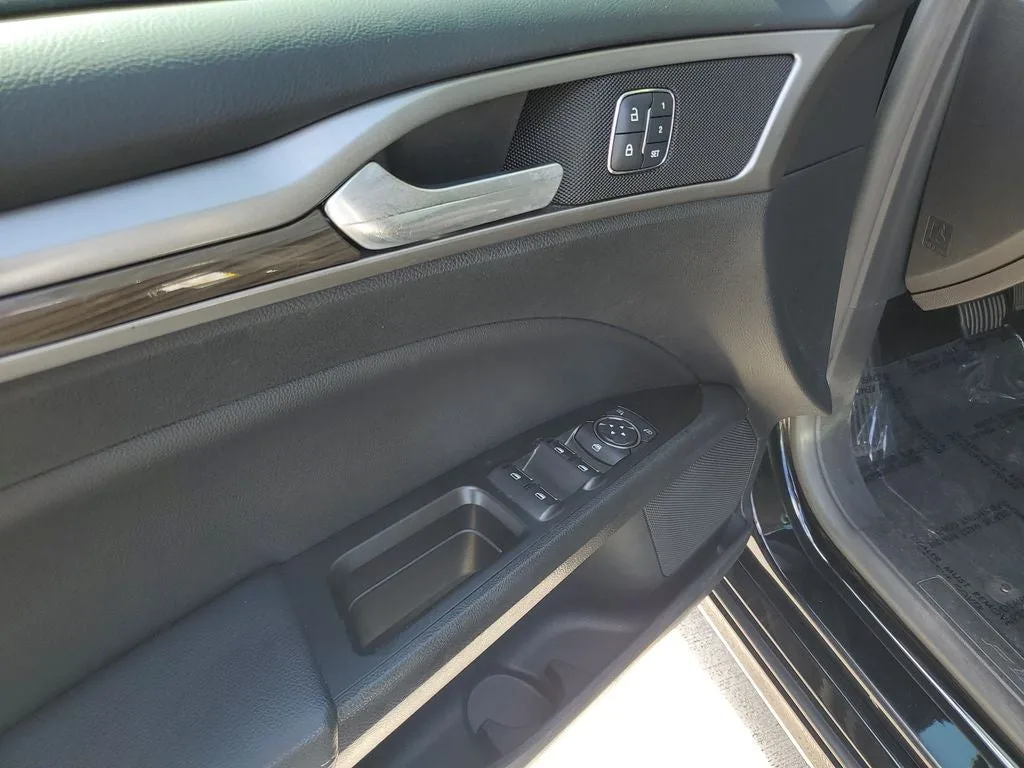 2017 Ford Fusion SE photo 20