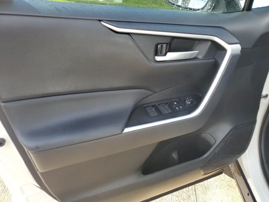 2025 Toyota RAV4 XLE photo 17