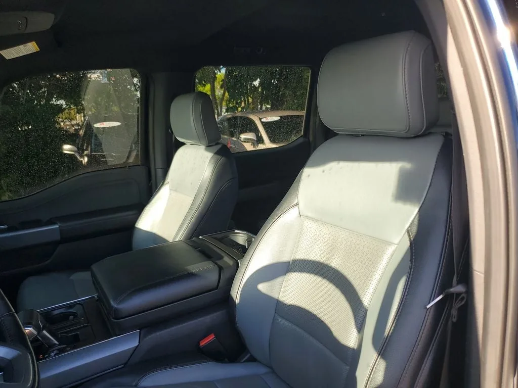 2022 Ford F-150 Lightning Lariat photo 18