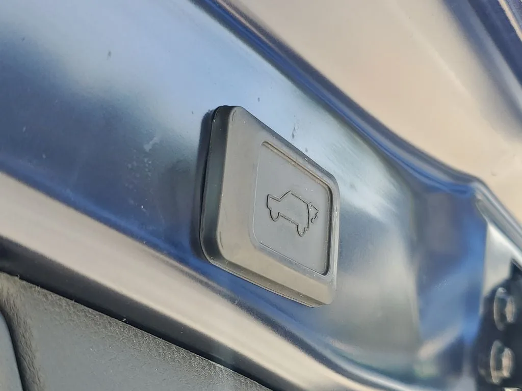 2021 Toyota RAV4 Hybrid XLE Premium photo 10