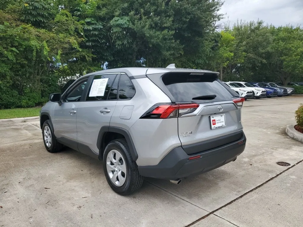 2024 Toyota RAV4 LE photo 6