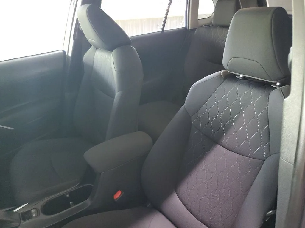 2023 Toyota Corolla Cross LE photo 18
