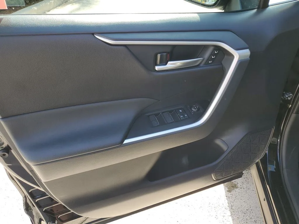 2025 Toyota RAV4 XLE Premium photo 18