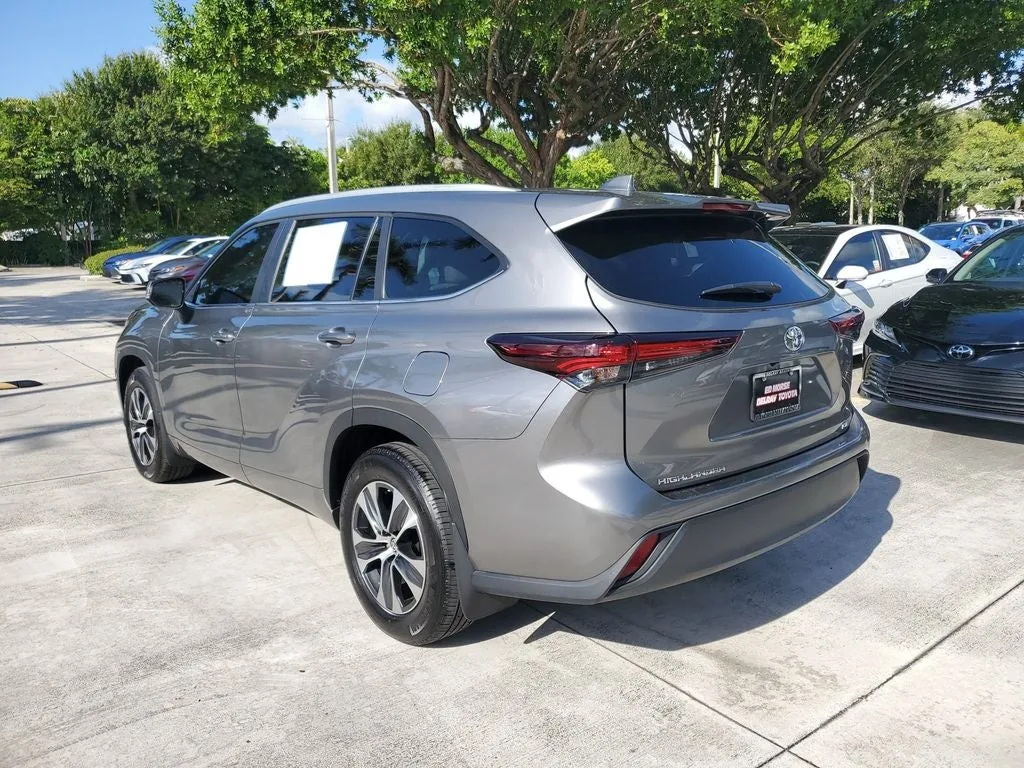 2025 Toyota Highlander XLE photo 6
