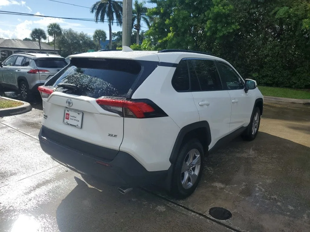 2025 Toyota RAV4 XLE photo 4
