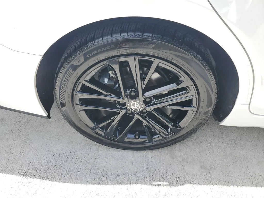 2025 Toyota Camry SE photo 7
