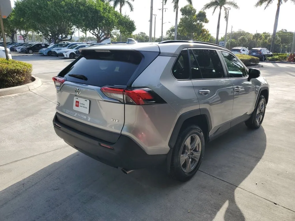 2024 Toyota RAV4 XLE photo 4