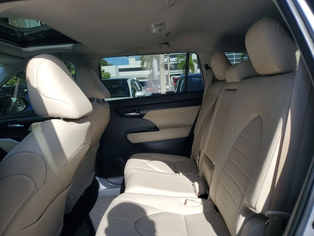 2025 Toyota Highlander XLE photo 13